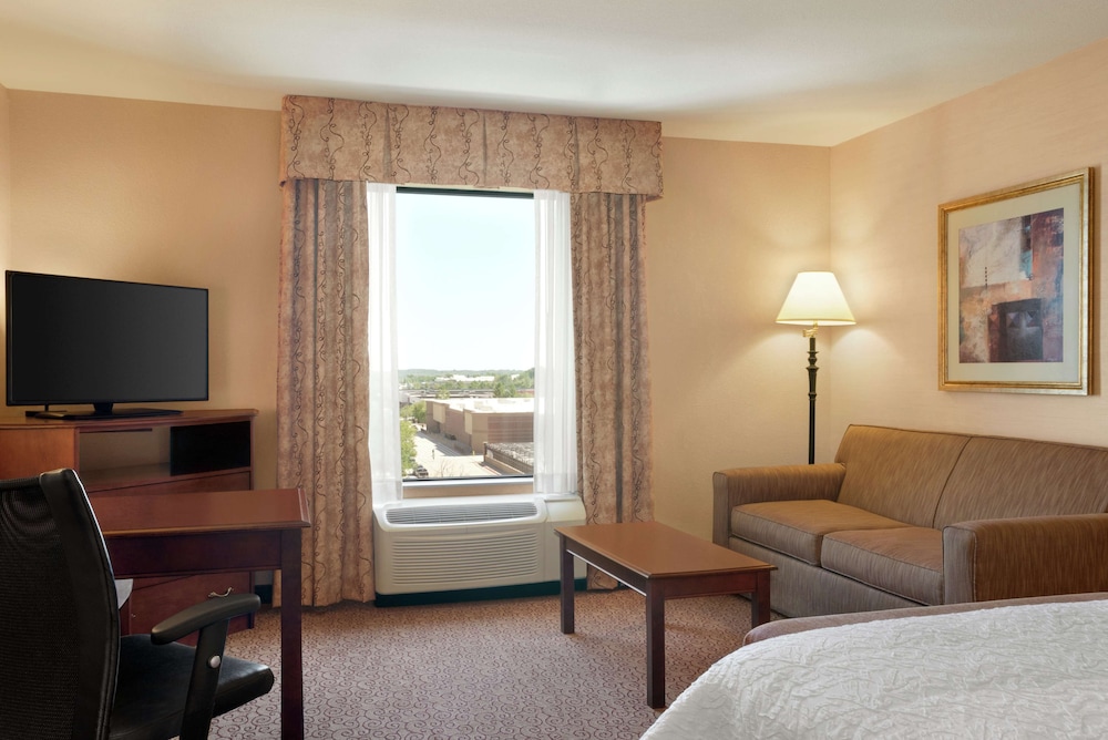 Hampton Inn & Suites West Bend 32/48