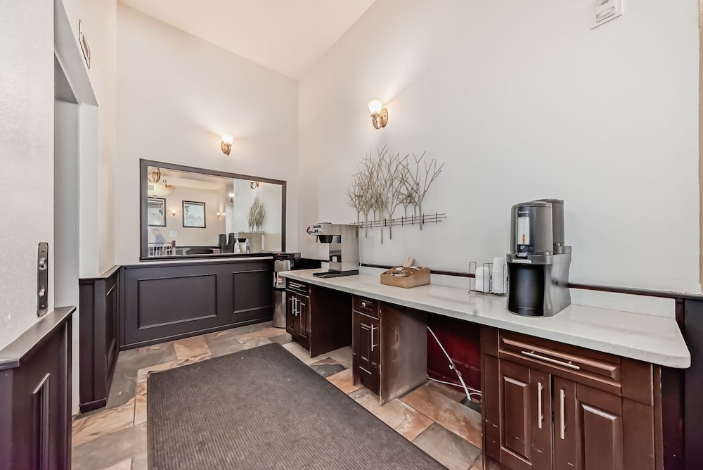 Grande Cache Inn and Suites 33/46