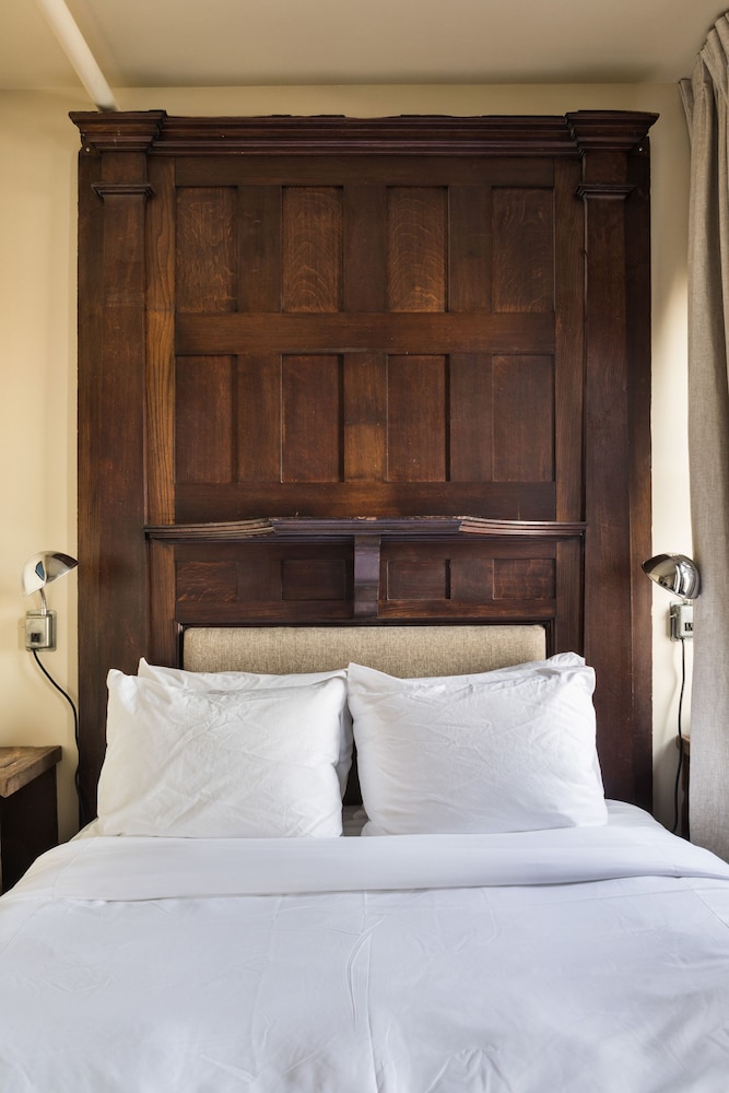 STANDARD, QUEEN BED, SHARED BATHROOM