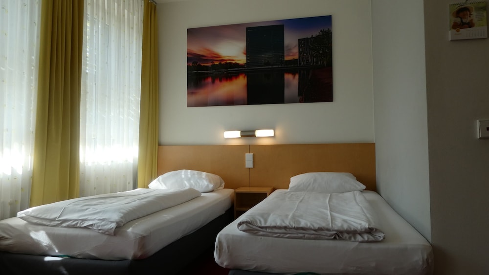 ROOM, TWIN BEDS