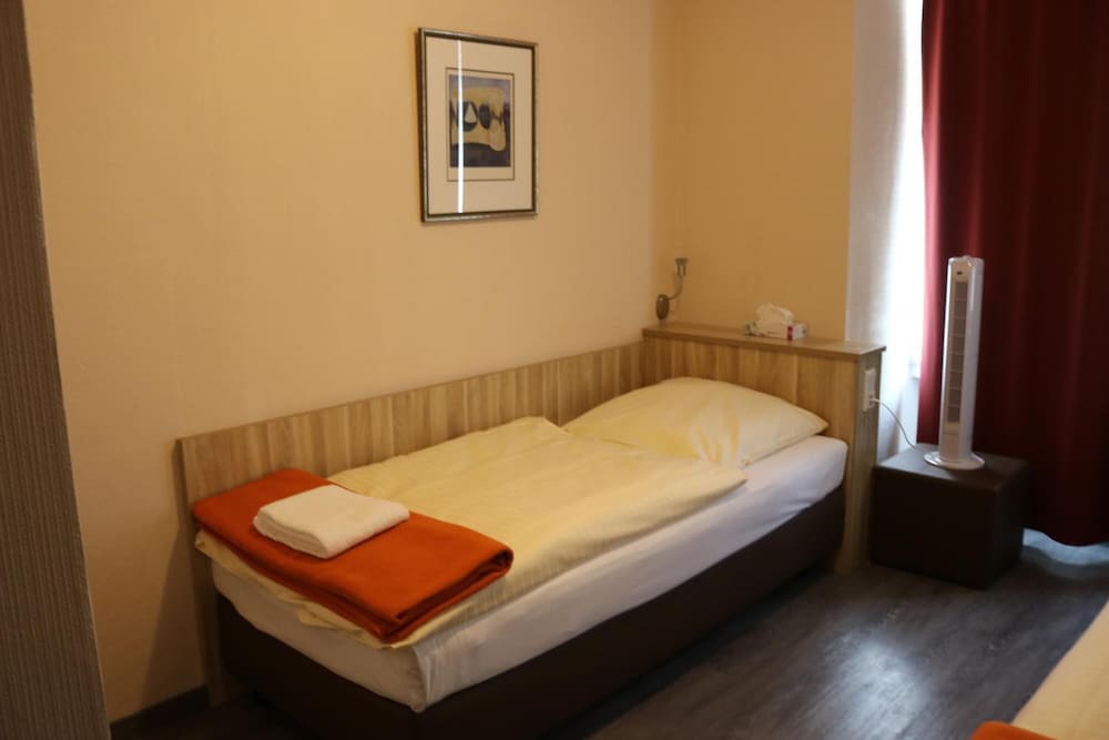 Hotel Paris 9/44