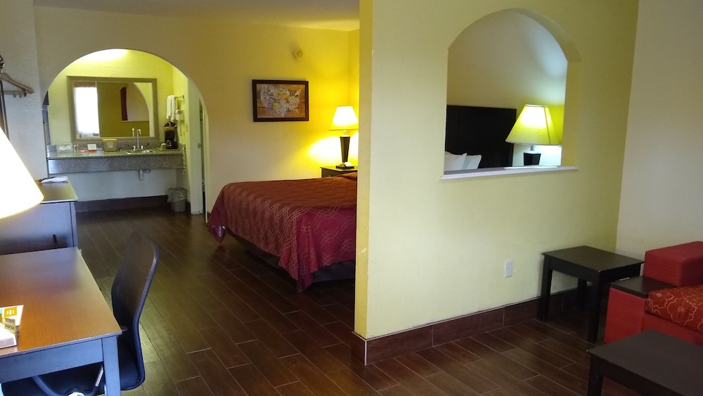 Econo Lodge Inn & Suites West - Energy Corridor 35/43