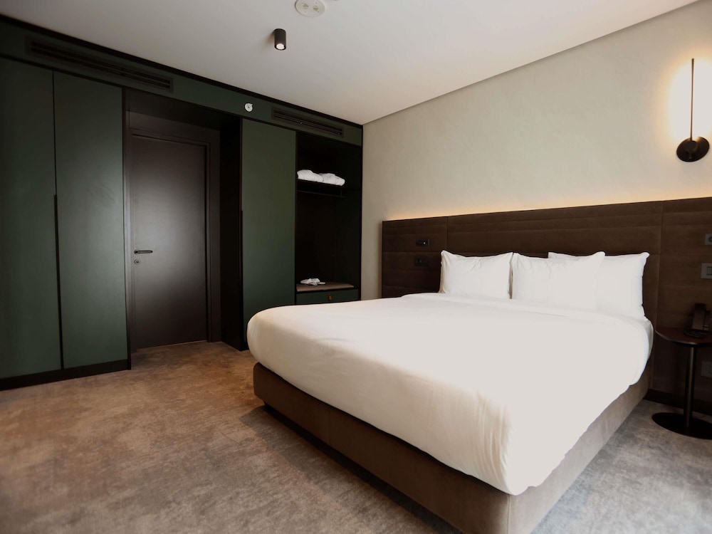 Suite, King Bed, Sofa
