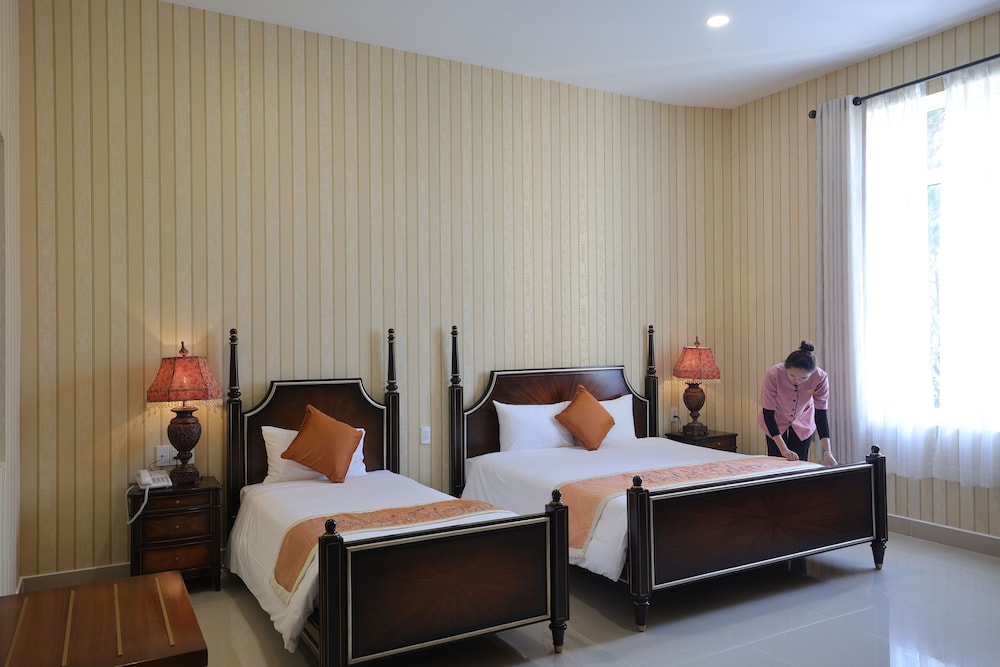 Room, Triple, 1 Double and 1 Single Bed, Garden View, Deluxe Building