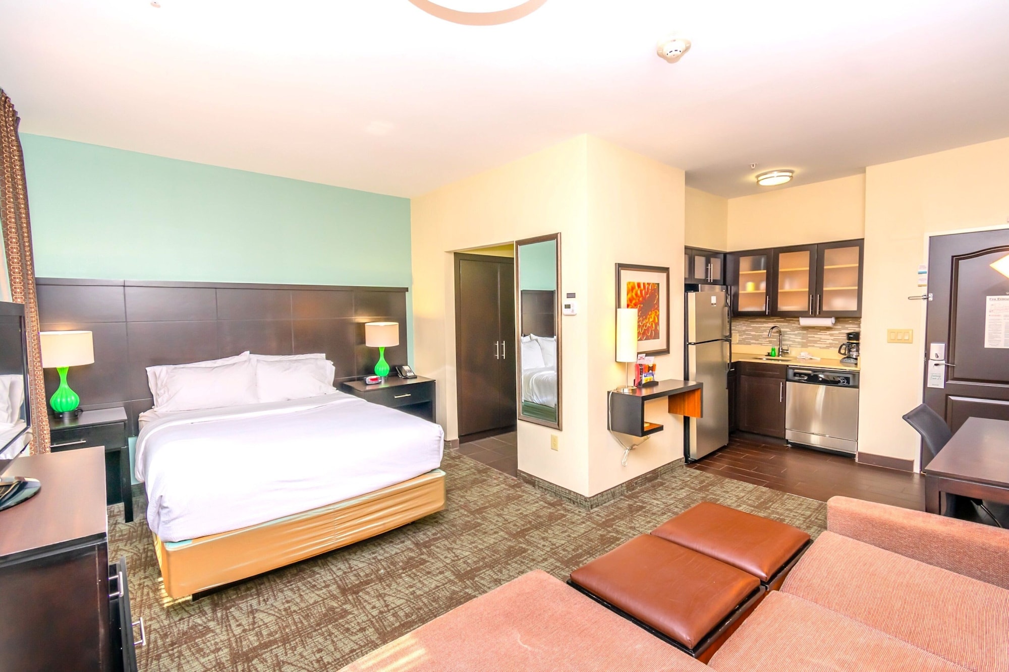 STUDIO, SUITE, QUEEN BED, KITCHEN