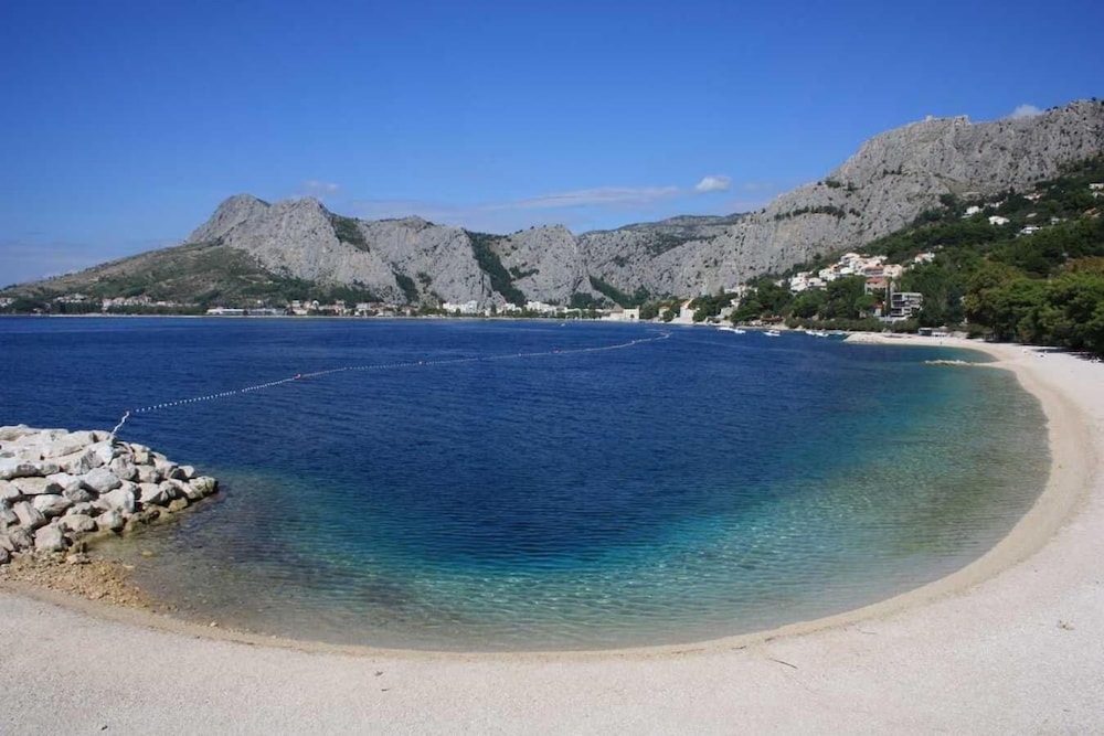 BRZET HOTEL OMIS 41/50