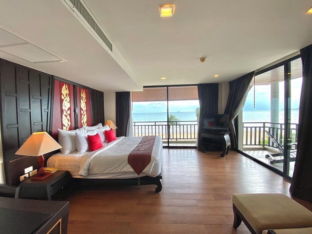 Royal, Suite, Beach Front, Jetted Tub