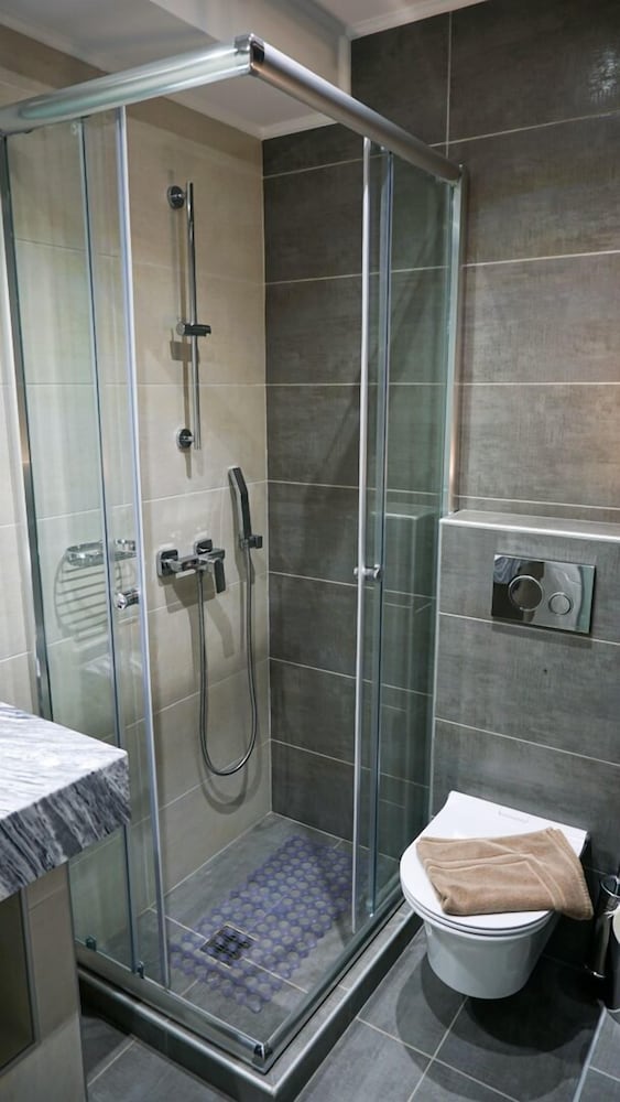 Agnes Deluxe Hotel 41/44