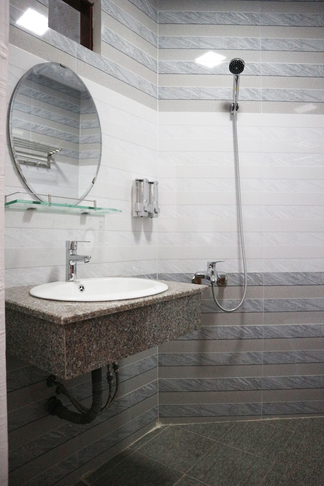 Anh Quan Hotel 50/50