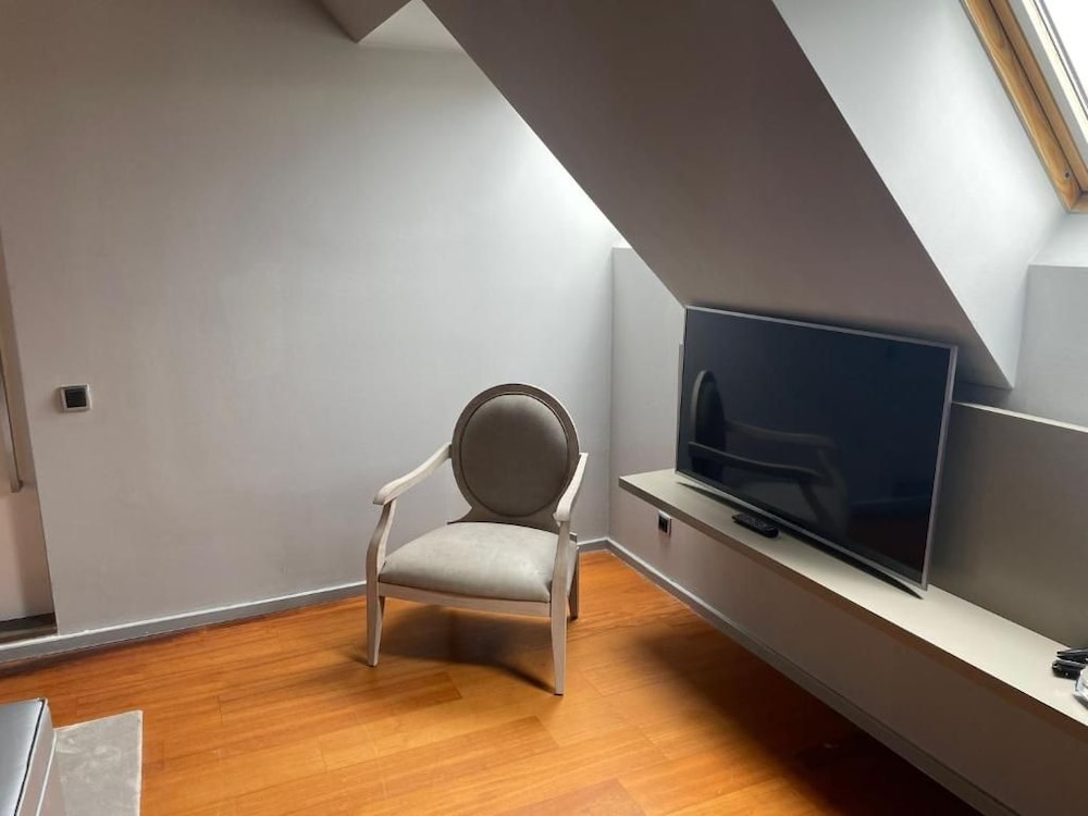 987 Prague Hotel 38/56