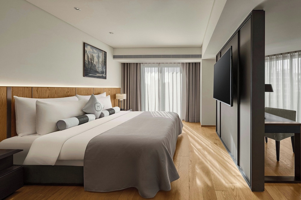 Madison, King Bed, City View