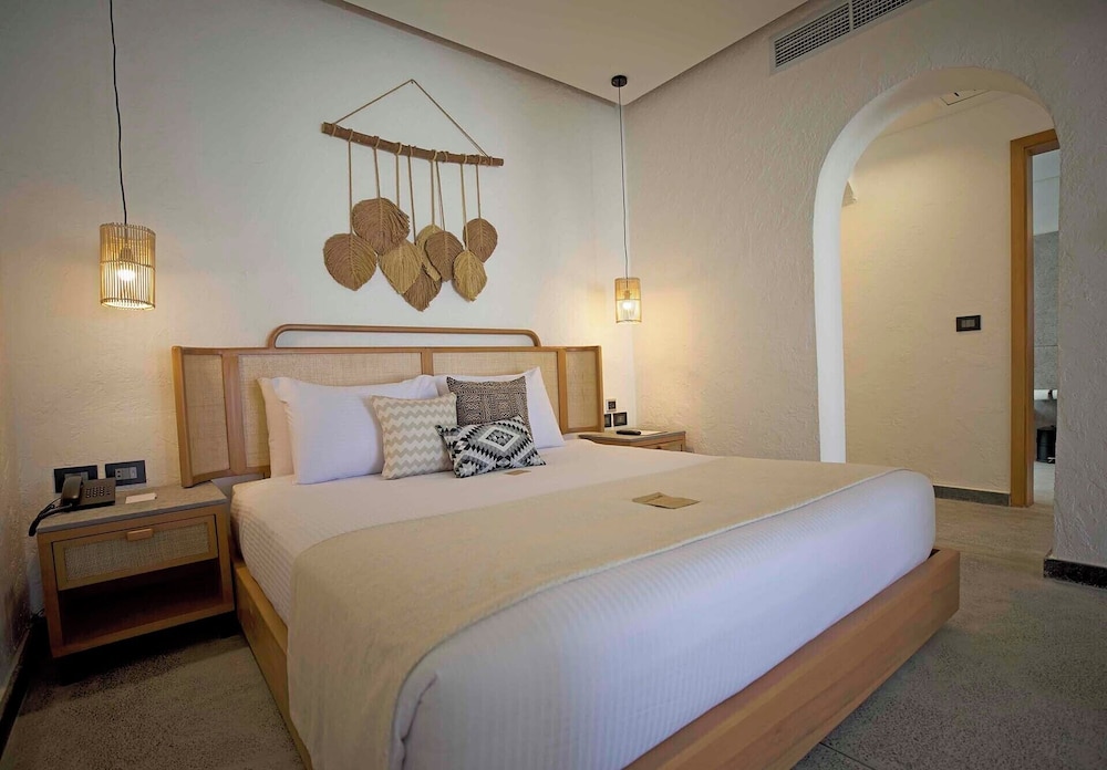 Pool, Suite, King Bed