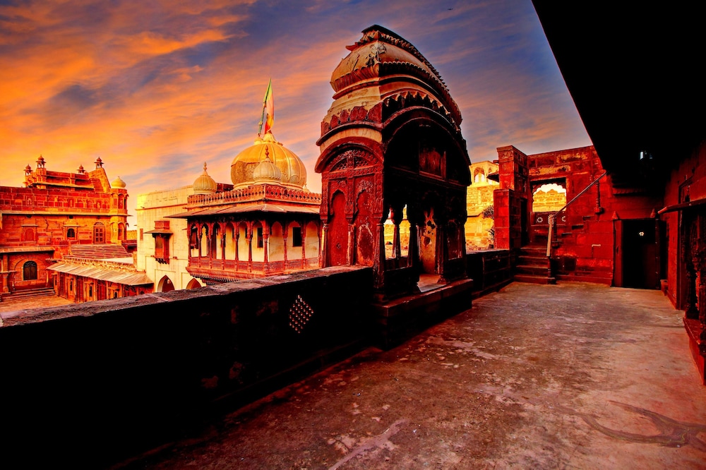 FORT POKARAN HOTEL 33/34