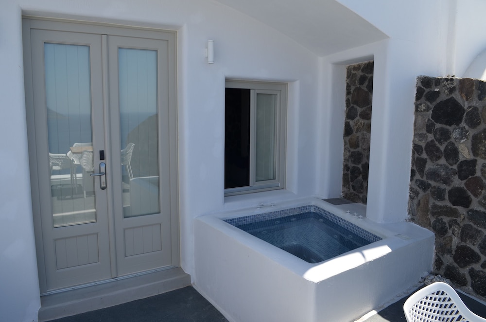 Allure Breeze Suites 46/79