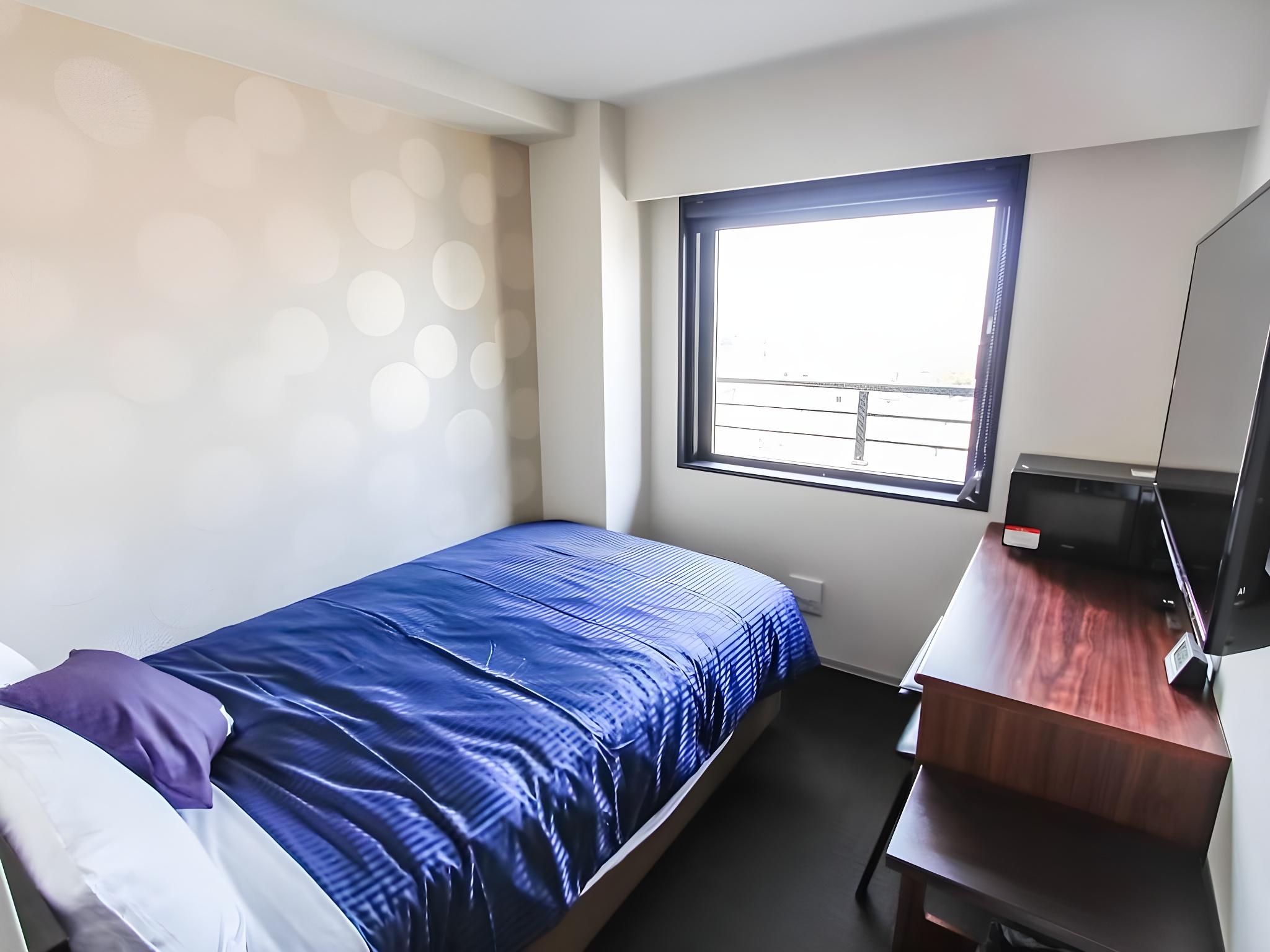 ROOM, SINGLE