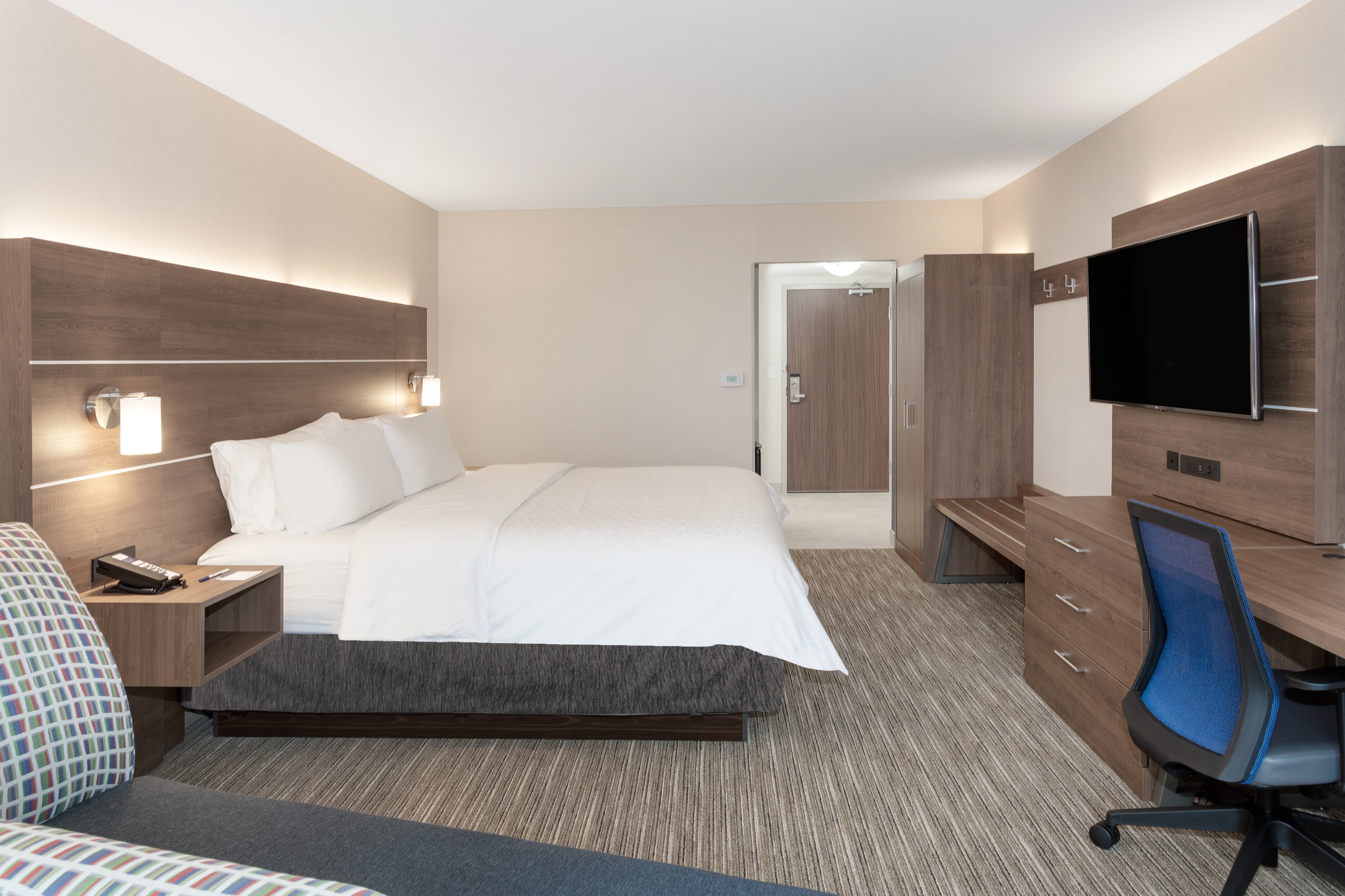 Holiday Inn Express Hotel Suites Ottawa Airport 8/18