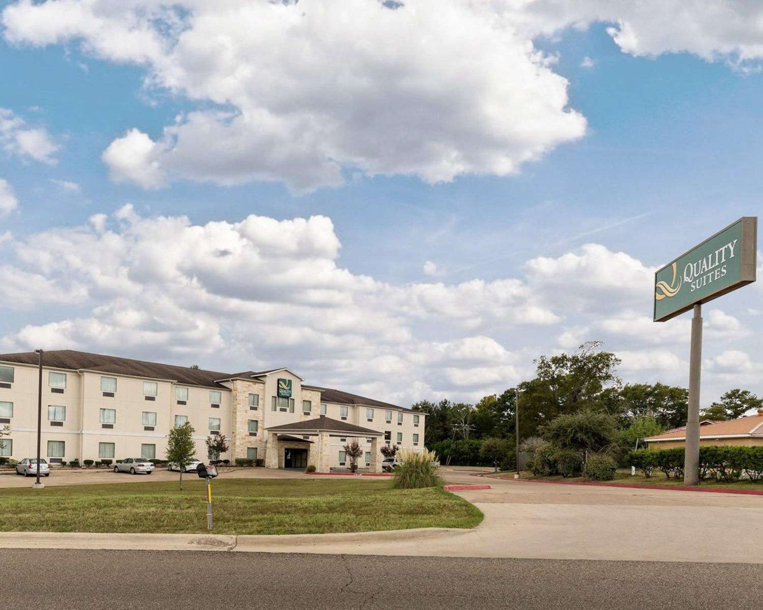 Quality Suites Huntsville Near University 2/24