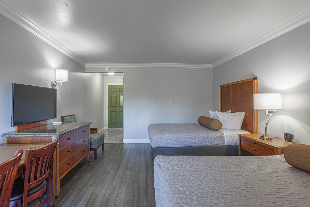 Aloha Inn 29/53
