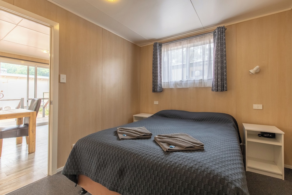 Deluxe, Cabin, Queen Bed