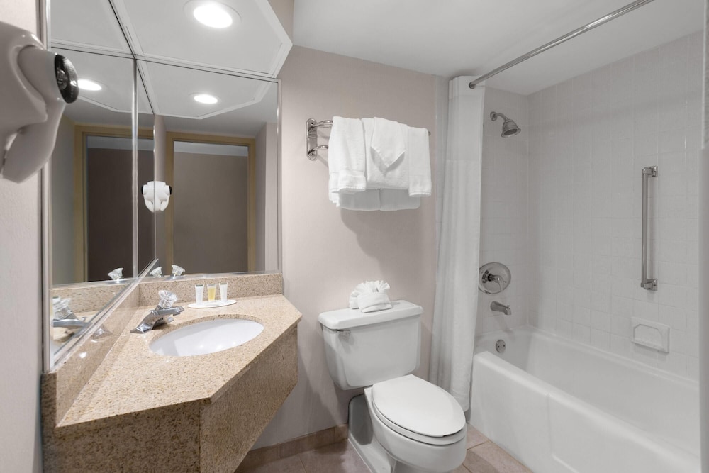 غرفة بسرير كينج، Days Hotel by Wyndham Toms River Jersey Shore 7/8