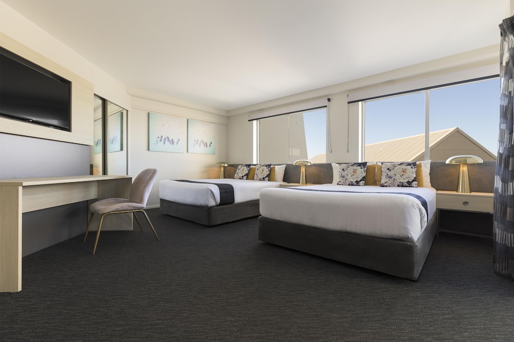 Family Suite, 2 Queen and Twin Beds, City View, Balcony