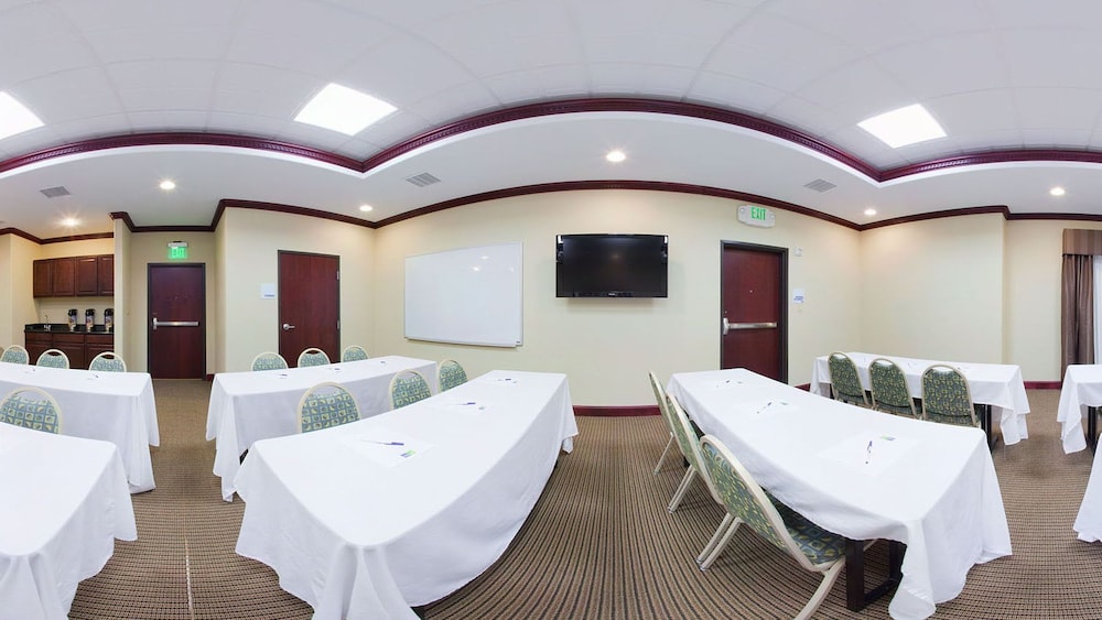 Holiday Inn Express Hotel Suites Guymon 67/69
