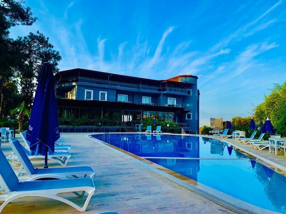 White Heaven Hotel 39/40