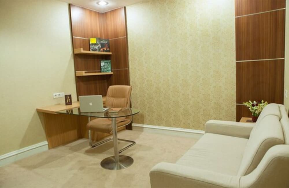Surabaya Suites Hotel Powered by Archipelago 31/66