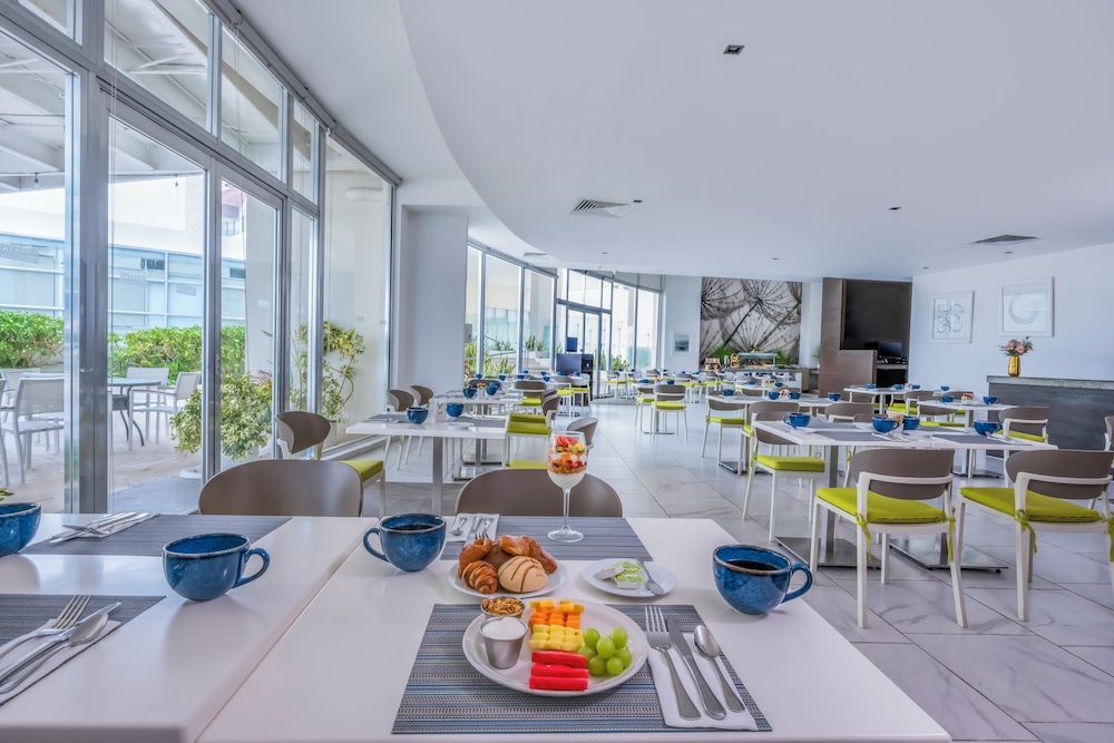 Krystal Urban Cancun 44/63