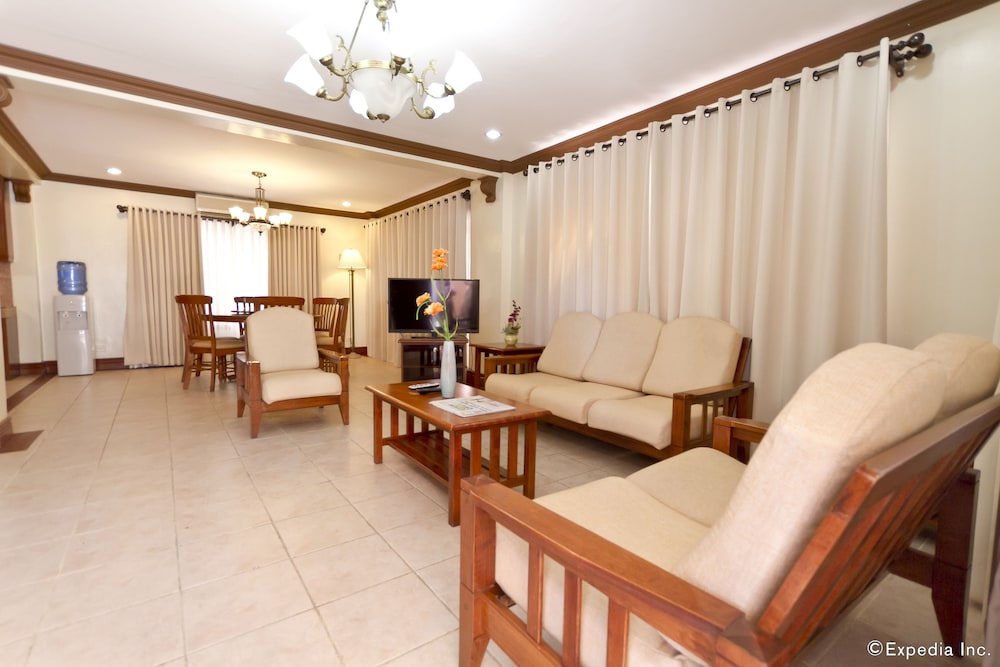 Crown Regency Suites Mactan 55/74