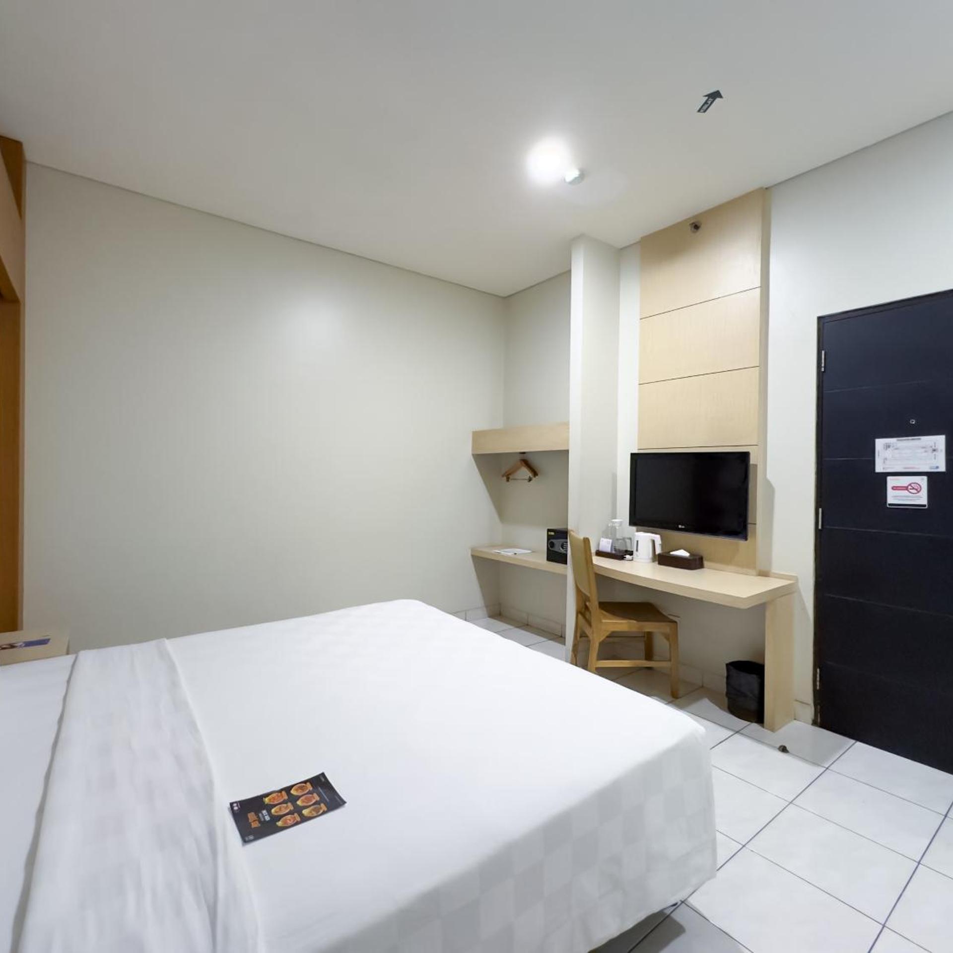 Superior, King Bed, Hotel 88 Jakarta - Mangga Besar VIII 2/6