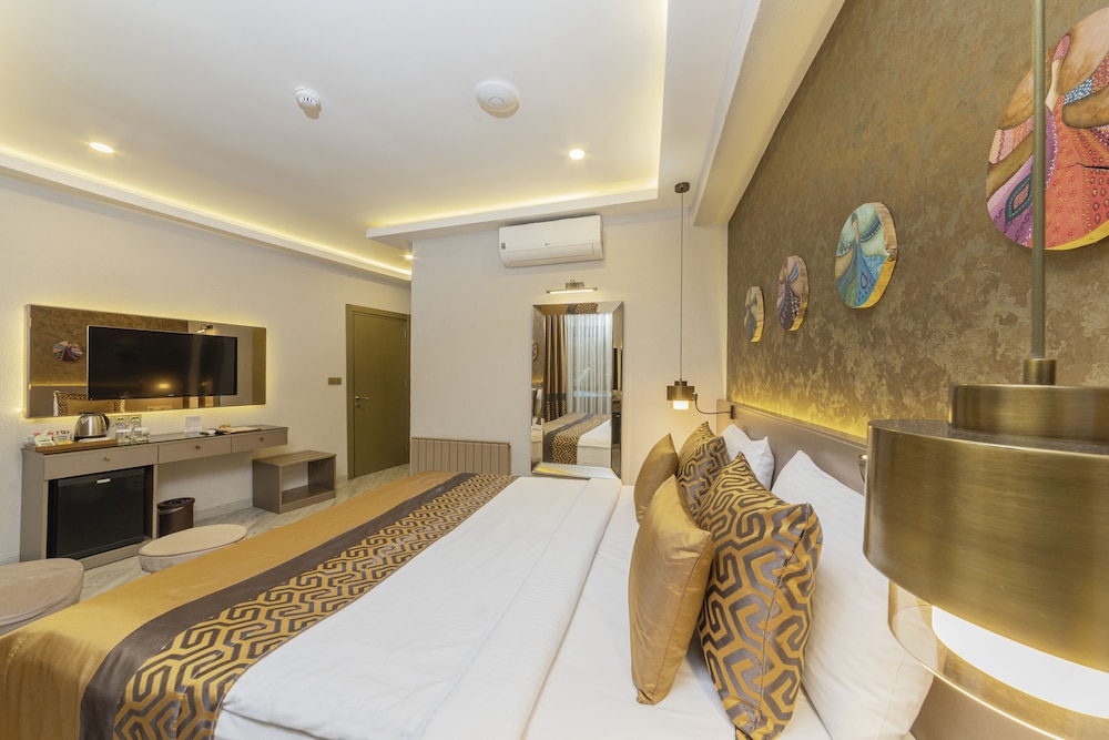 Ayramin Deluxe Hotel 33/78