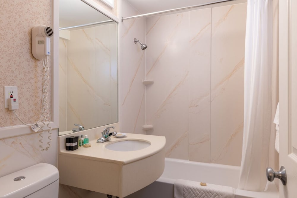 Room, 2 Queen Beds, Pet Friendly, Ogunquit Hotel 6/10