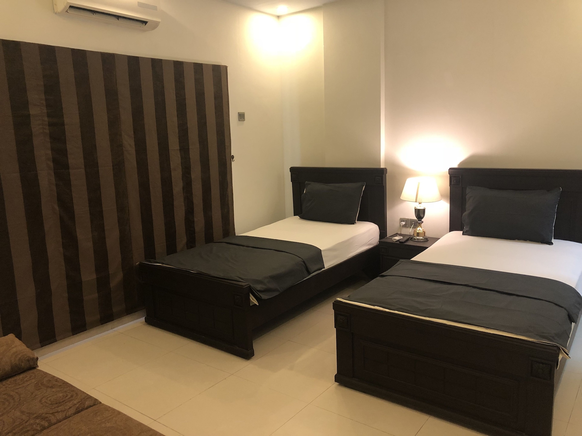 DELUXE, TWIN BEDS