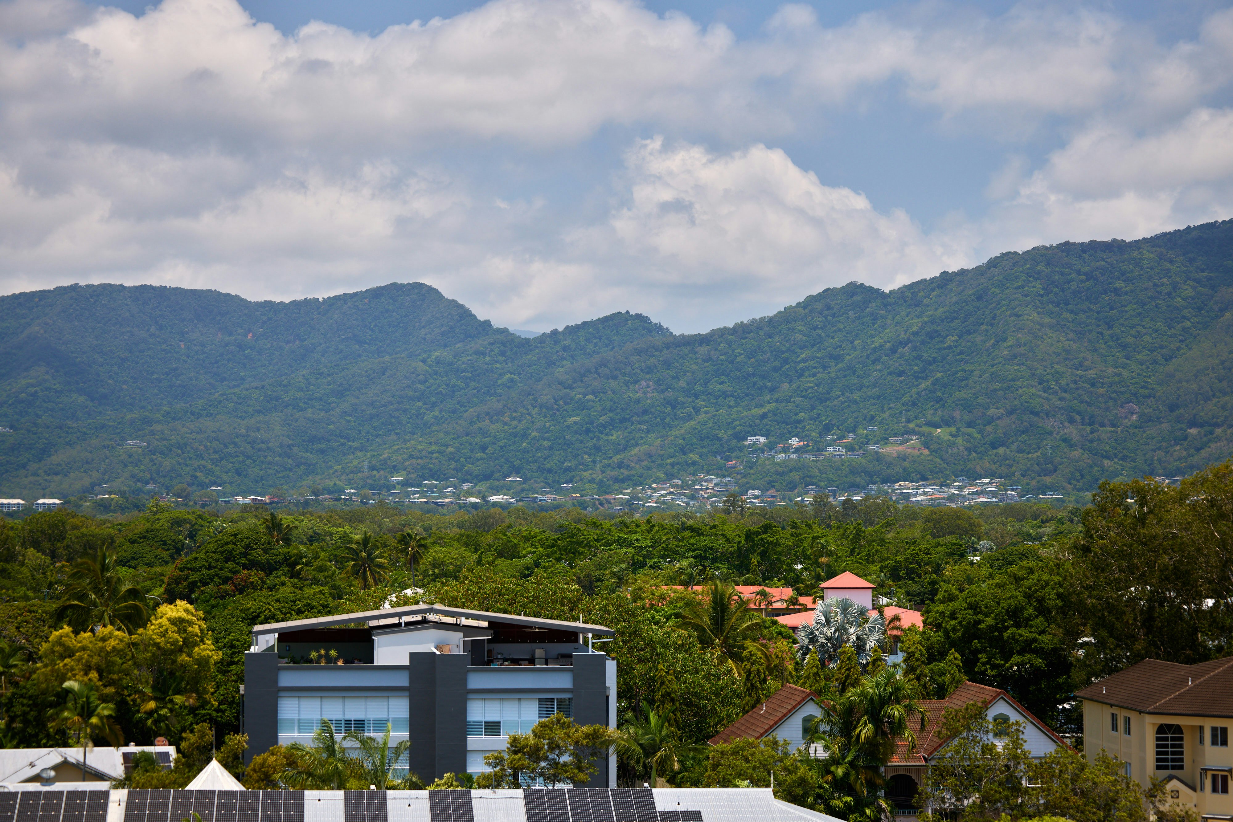 Cairns Harbourside Hotel 57/60