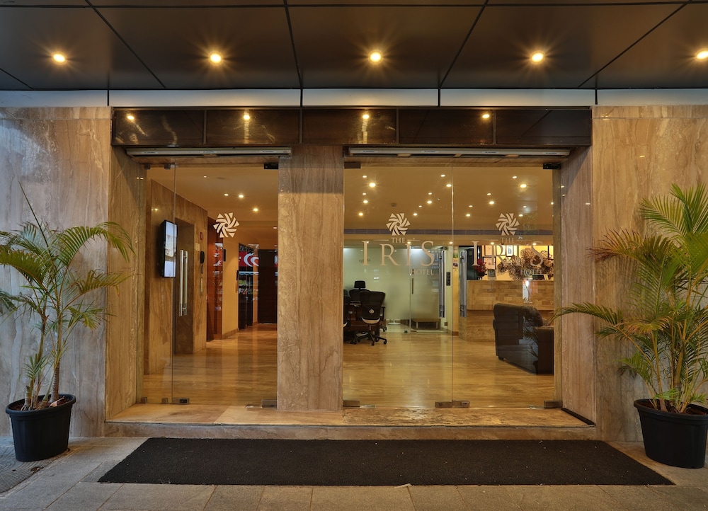 THE IRIS HOTEL 2/24