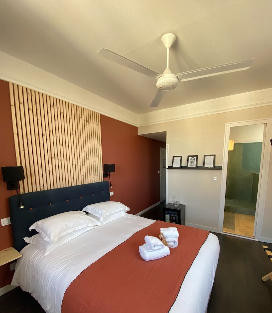 SUPERIOR, QUEEN BED, CITY VIEW