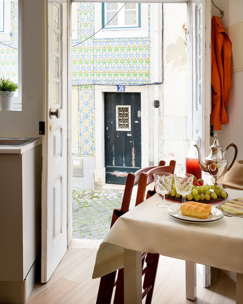 Alfama Yellow House 61/75