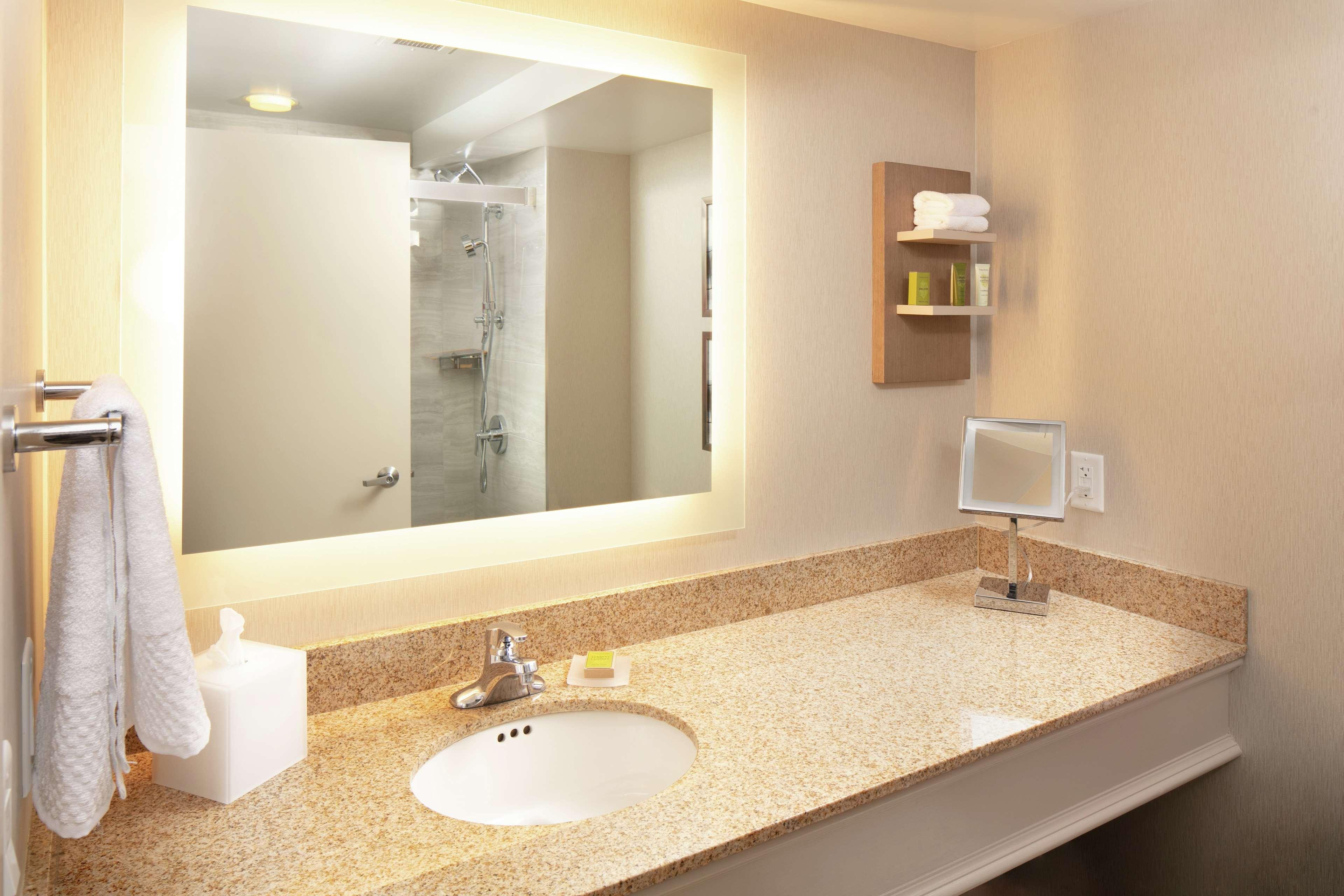 ROOM, KING BED, LAKE VIEW, JETTED TUB