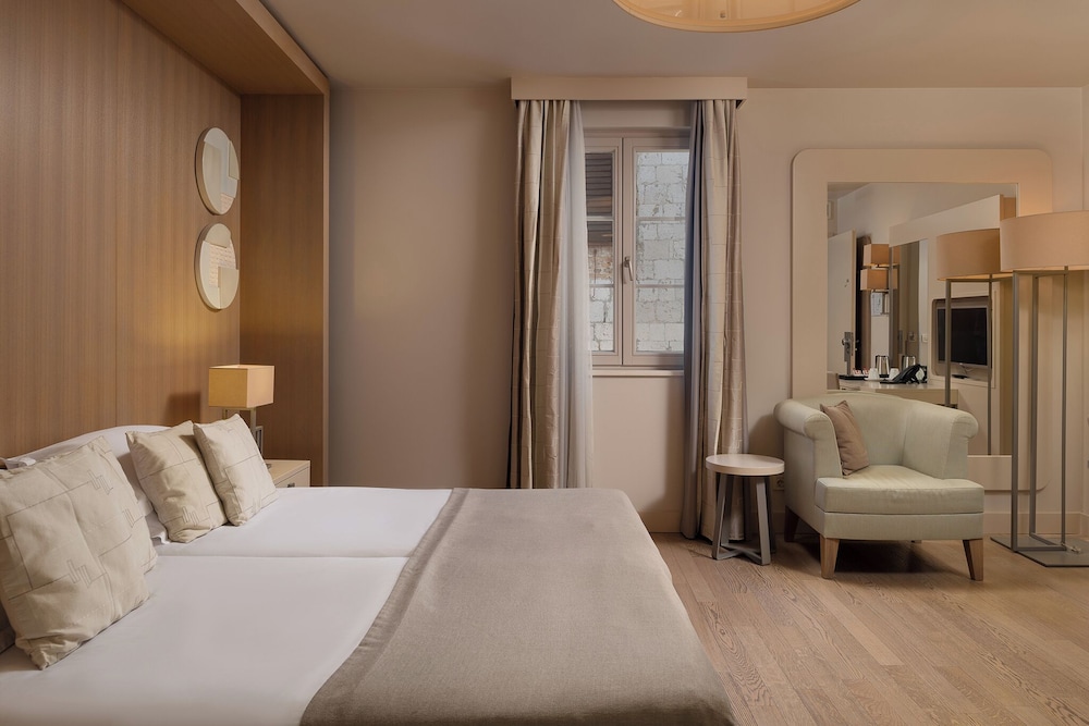 SUPERIOR, DOUBLE OR TWIN BED