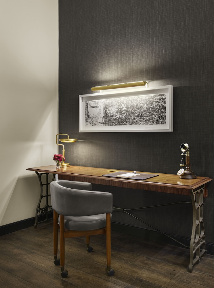 Refinery Hotel 41/48