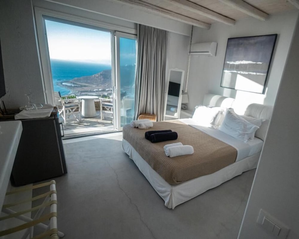 WHITE ROCK SUITES & VILLAS 12/50