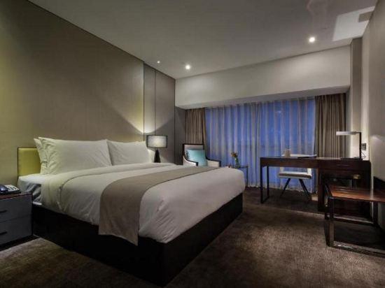 Light, Luxury, Queen Bed