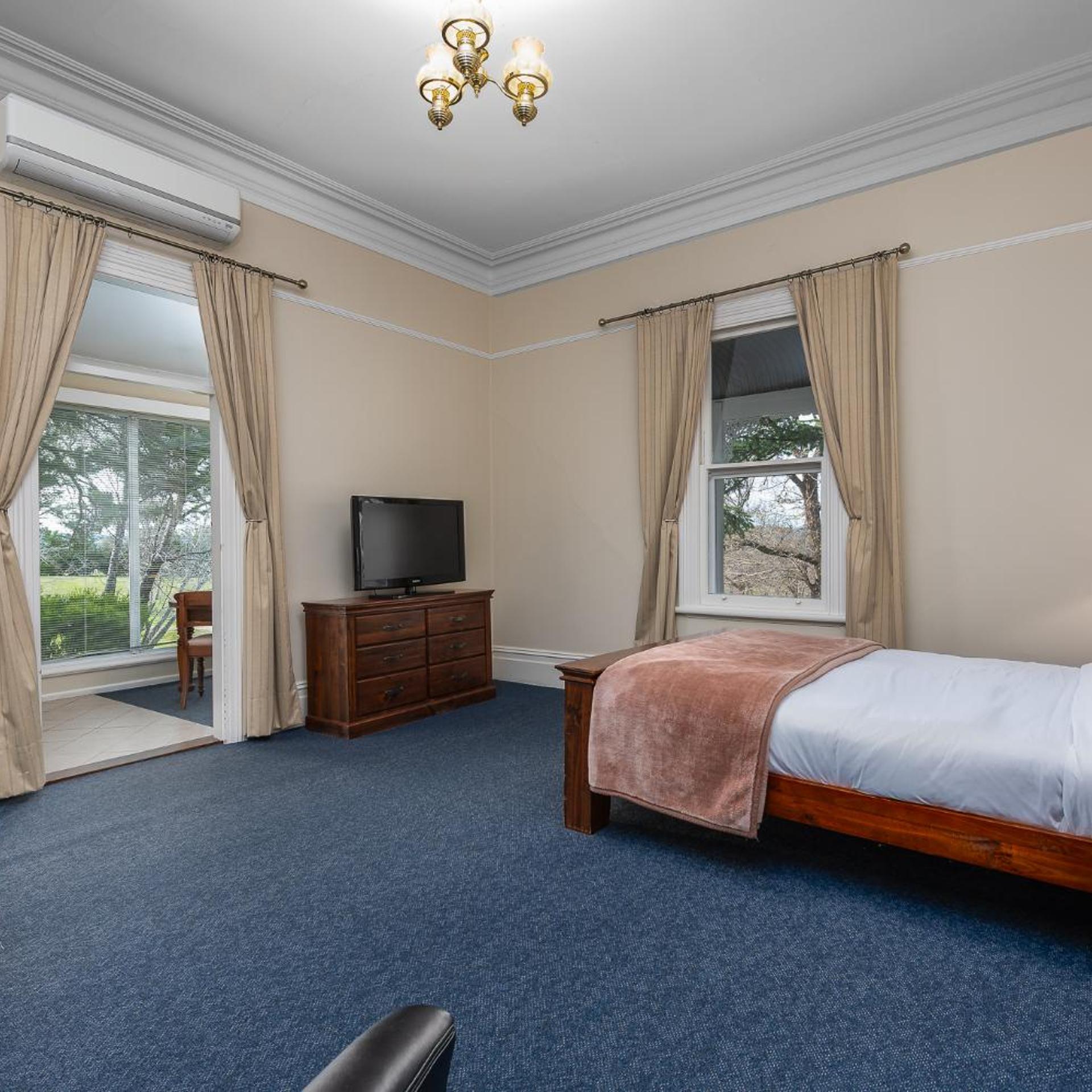 Homestay, Suite