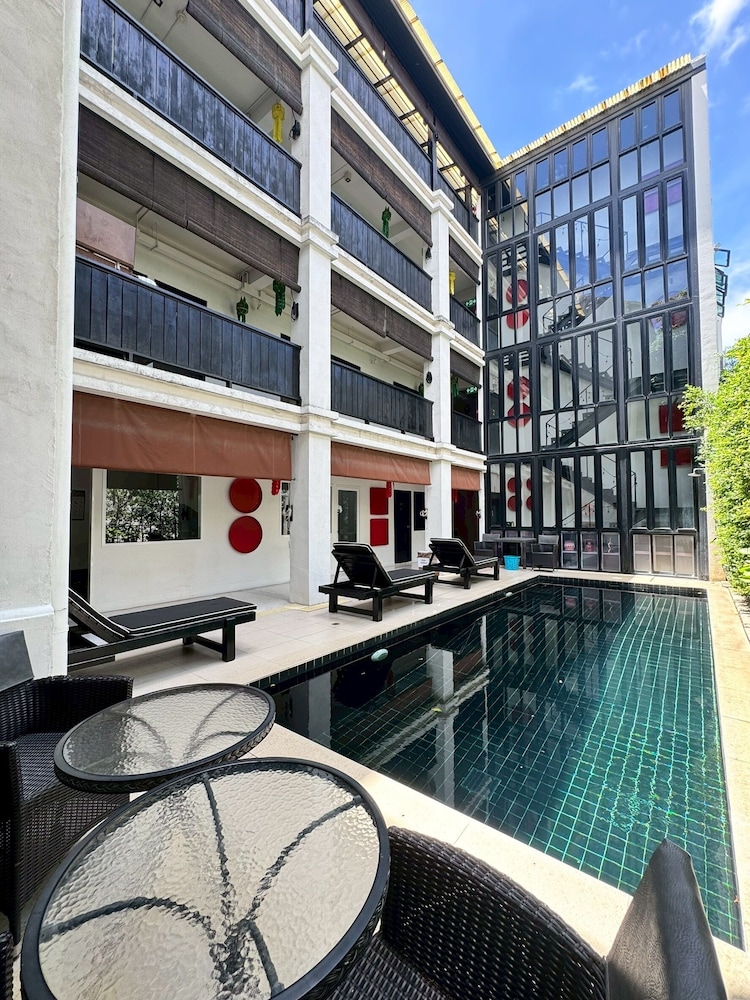 99 the Gallery Hotel 73/77