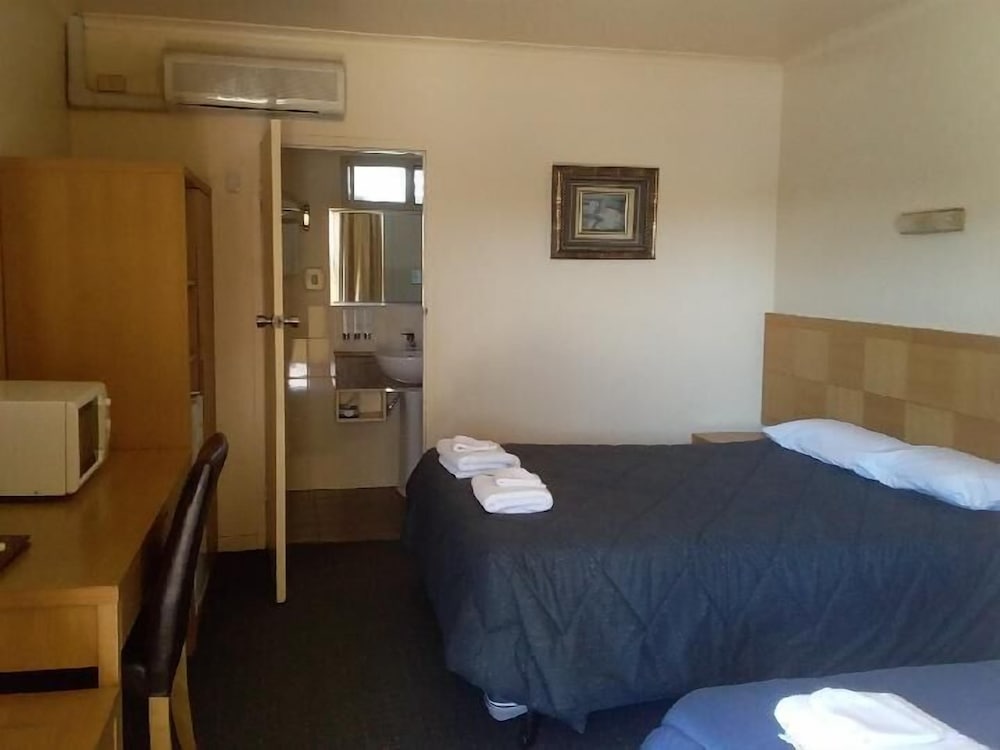 DESERT SAND MOTOR INN 25/25
