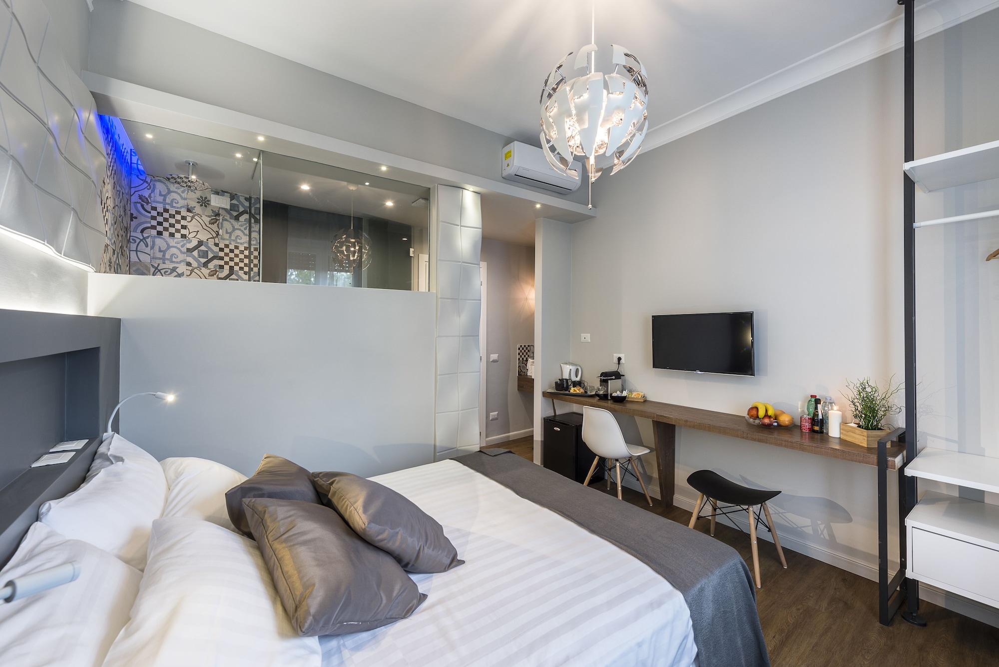 DELUXE, DOUBLE BED
