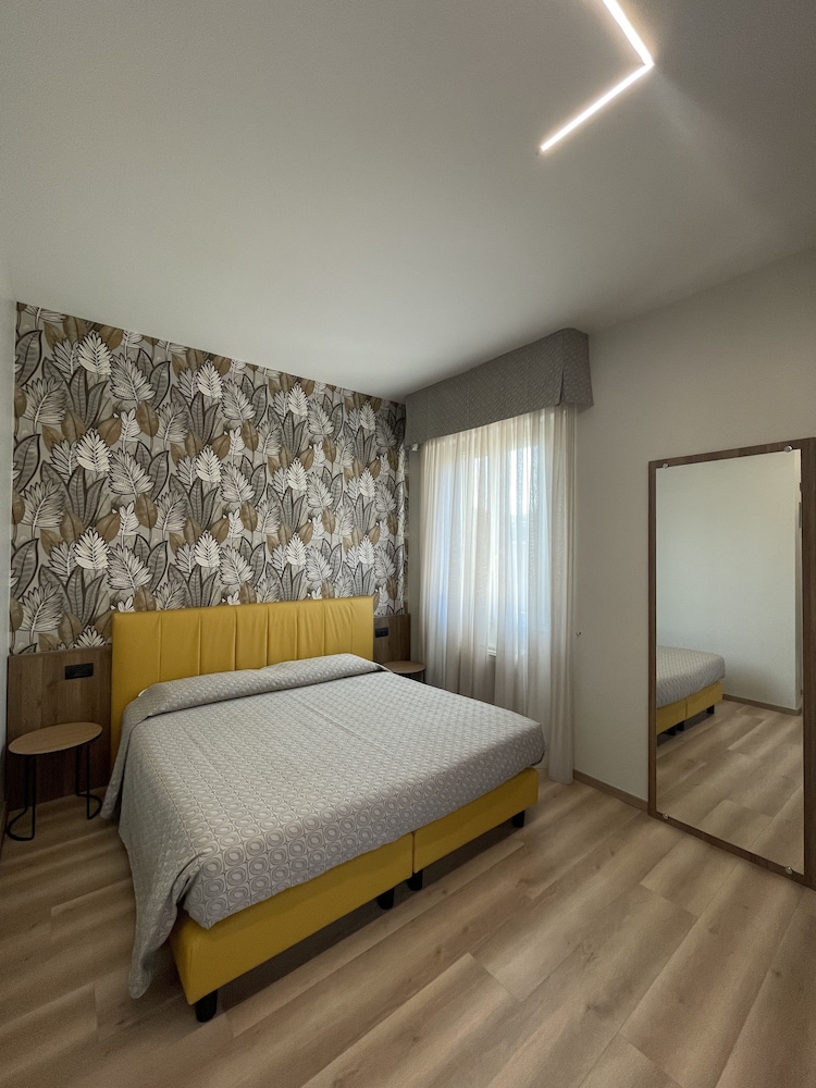 ROOM, DOUBLE BED