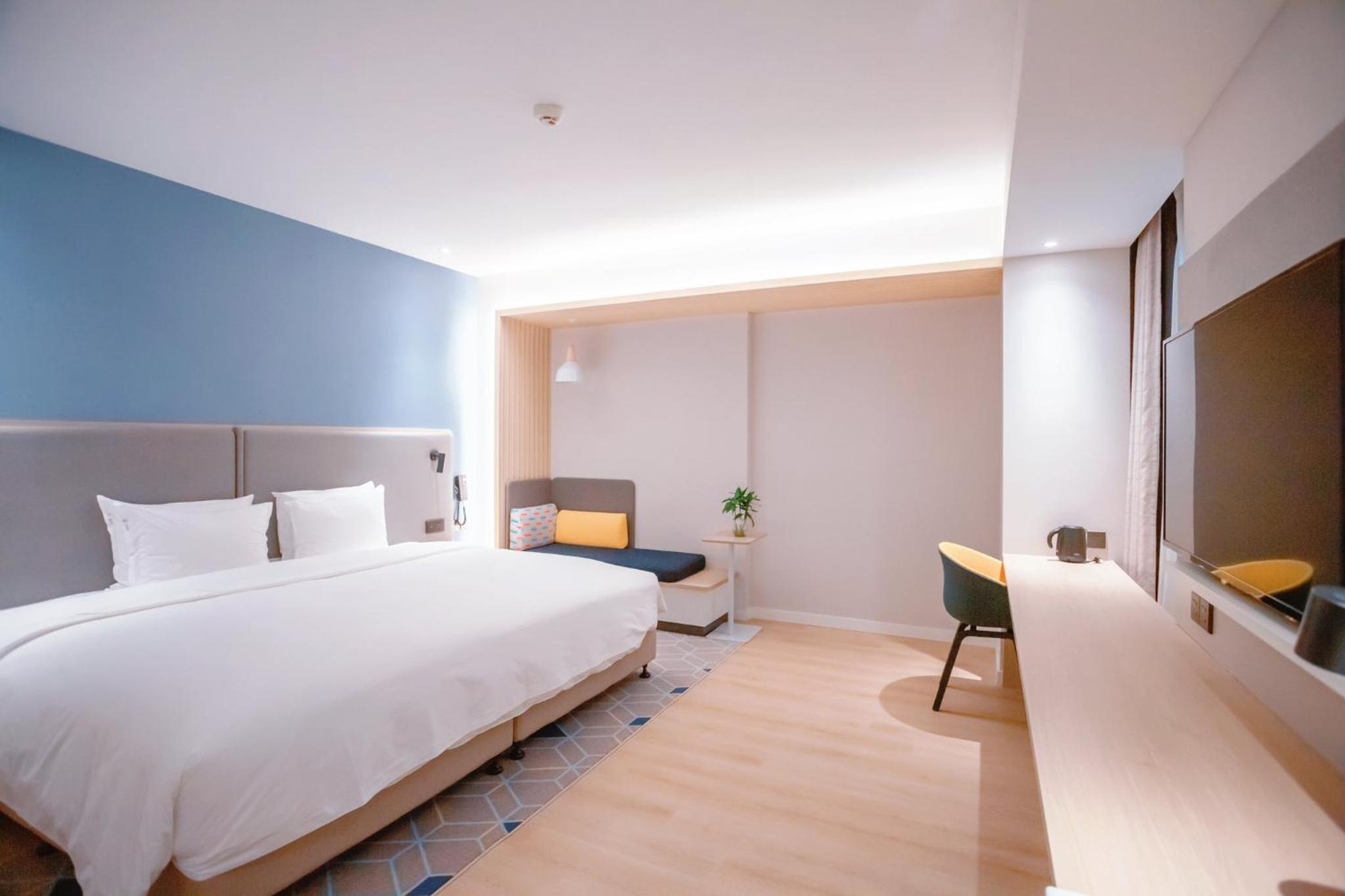 Standard, King Bed, Atrium View, Extra Floor Space
