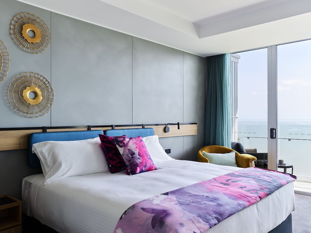 2 Bedrooms, Sea, Suite, King and Twin Beds